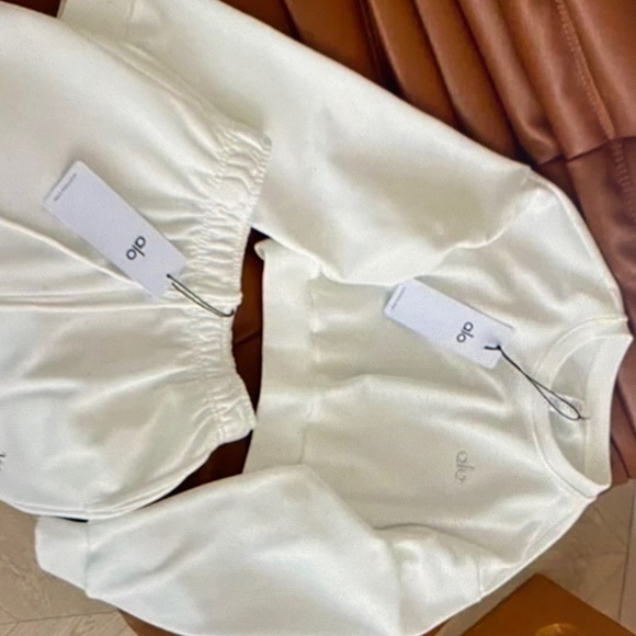 ALO Yoga White Lounge Set - Picture 4 of 4